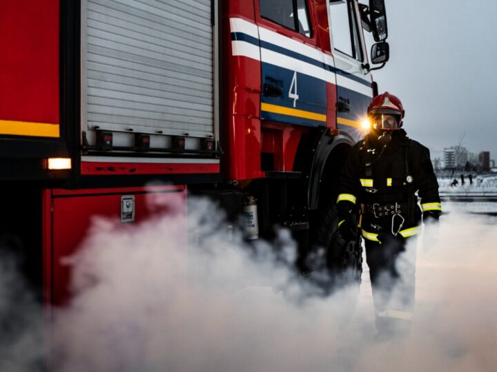 Pożar na terenie ogródków działkowych w Andrychowie – szybka interwencja strażaków