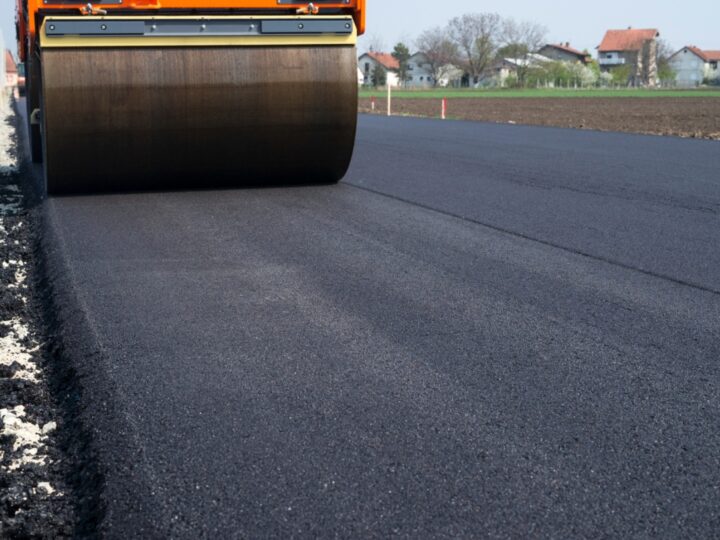 Nowo wybudowany odcinek drogi w Roczynach już potrzebuje remontu