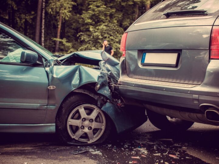 Niebezpieczne zdarzenie drogowe na drodze krajowej nr 52 – auto uderzyło w tył busa