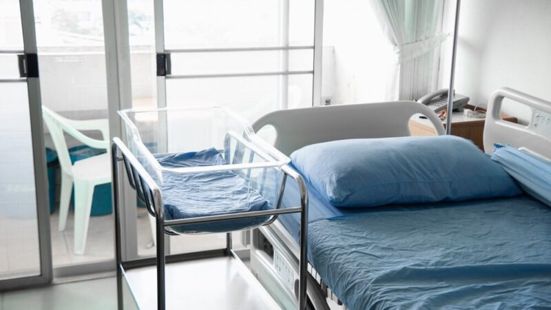 Policjanci w Wadowicach edukują seniorów o bezpieczeństwie w codziennym życiu