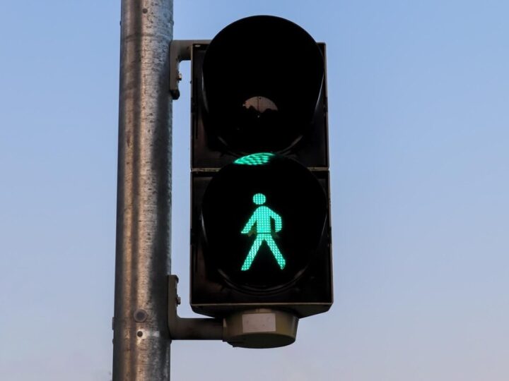 Policjanci z Wadowic wspierają seniorów z okazji Dnia Babci i Dziadka