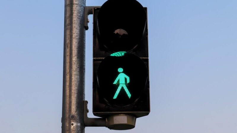 Policjanci z Wadowic wspierają seniorów z okazji Dnia Babci i Dziadka