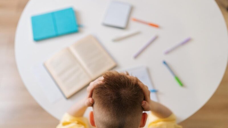 Policjanci uczą młodzież etykiety mundurowej i ceremoniału