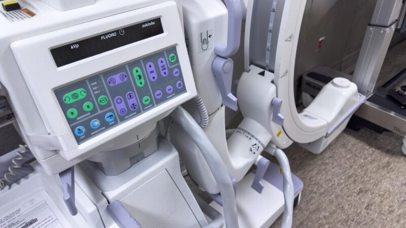 Policja w Wadowicach kontroluje pustostany i wspiera osoby bezdomne