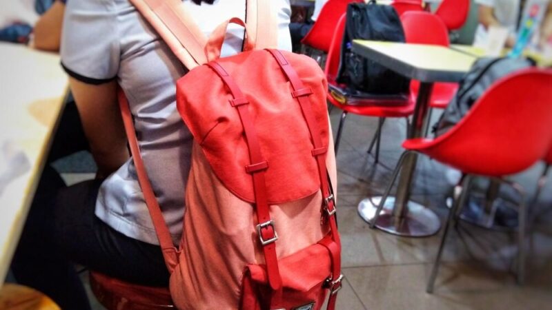 Policjanci z Wadowic edukują maturzystów o bezpieczeństwie i karierze w służbie