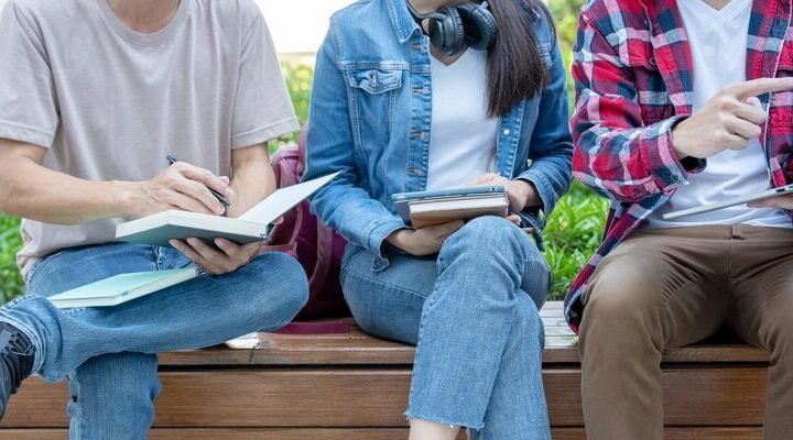 Uczniowie klas policyjnych odwiedzają Komendę Policji w Wadowicach: praktyczna lekcja służby i kariery