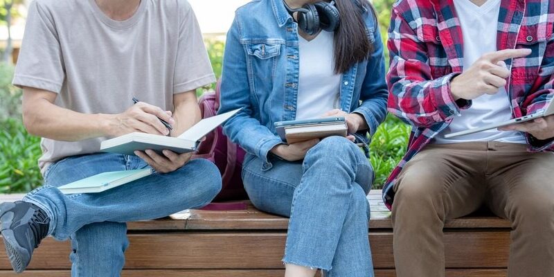 Uczniowie klas policyjnych odwiedzają Komendę Policji w Wadowicach: praktyczna lekcja służby i kariery