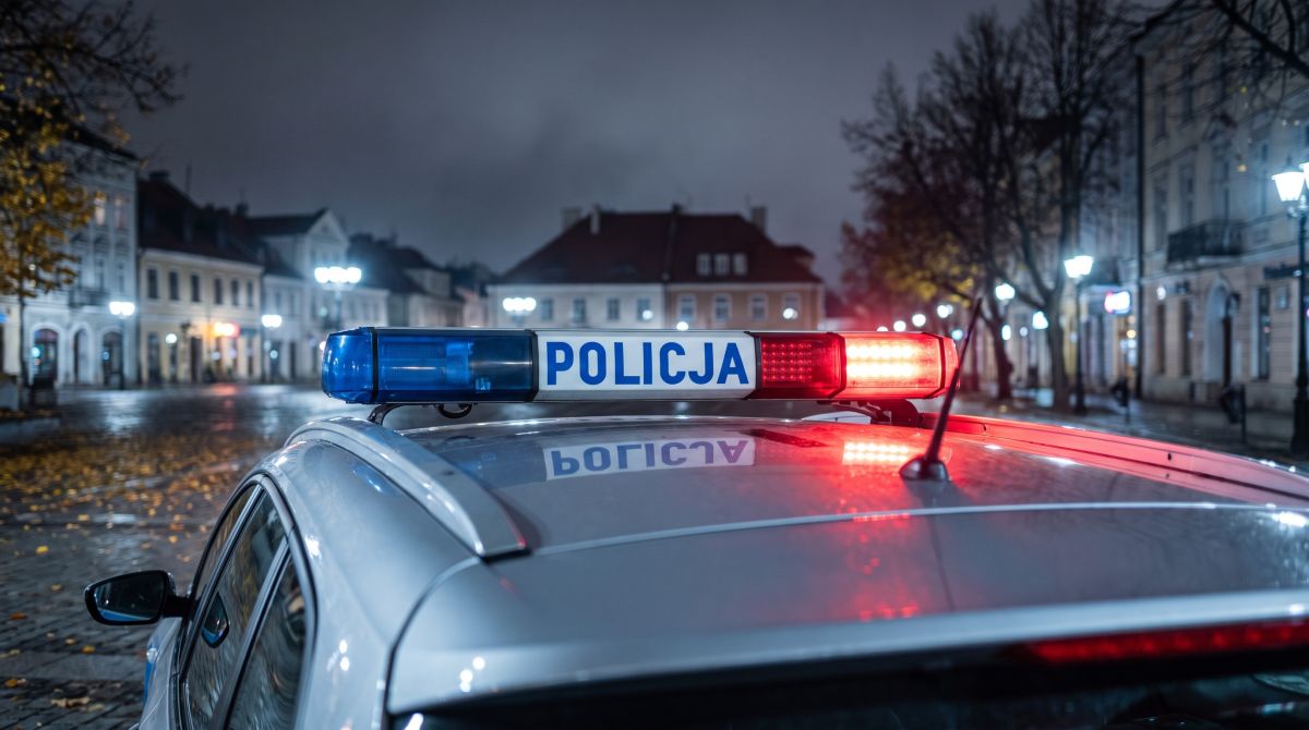 Policja rozwiązała sprawę: zatrzymany poszukiwany i odkryte narkotyki w mieszkaniu